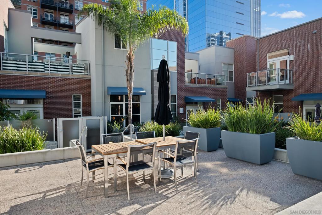 800 The Mark Lane 704