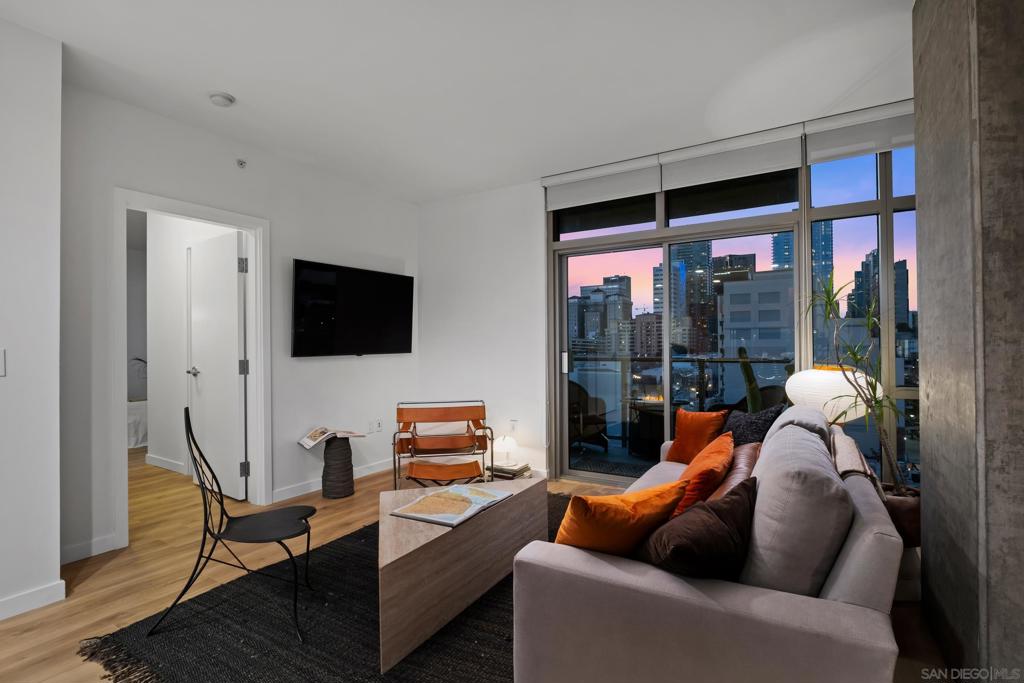 800 The Mark Lane 704