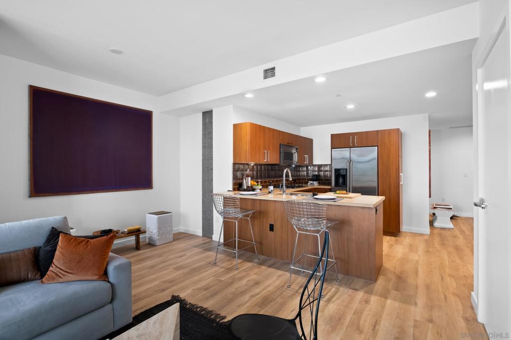 800 The Mark Lane 704