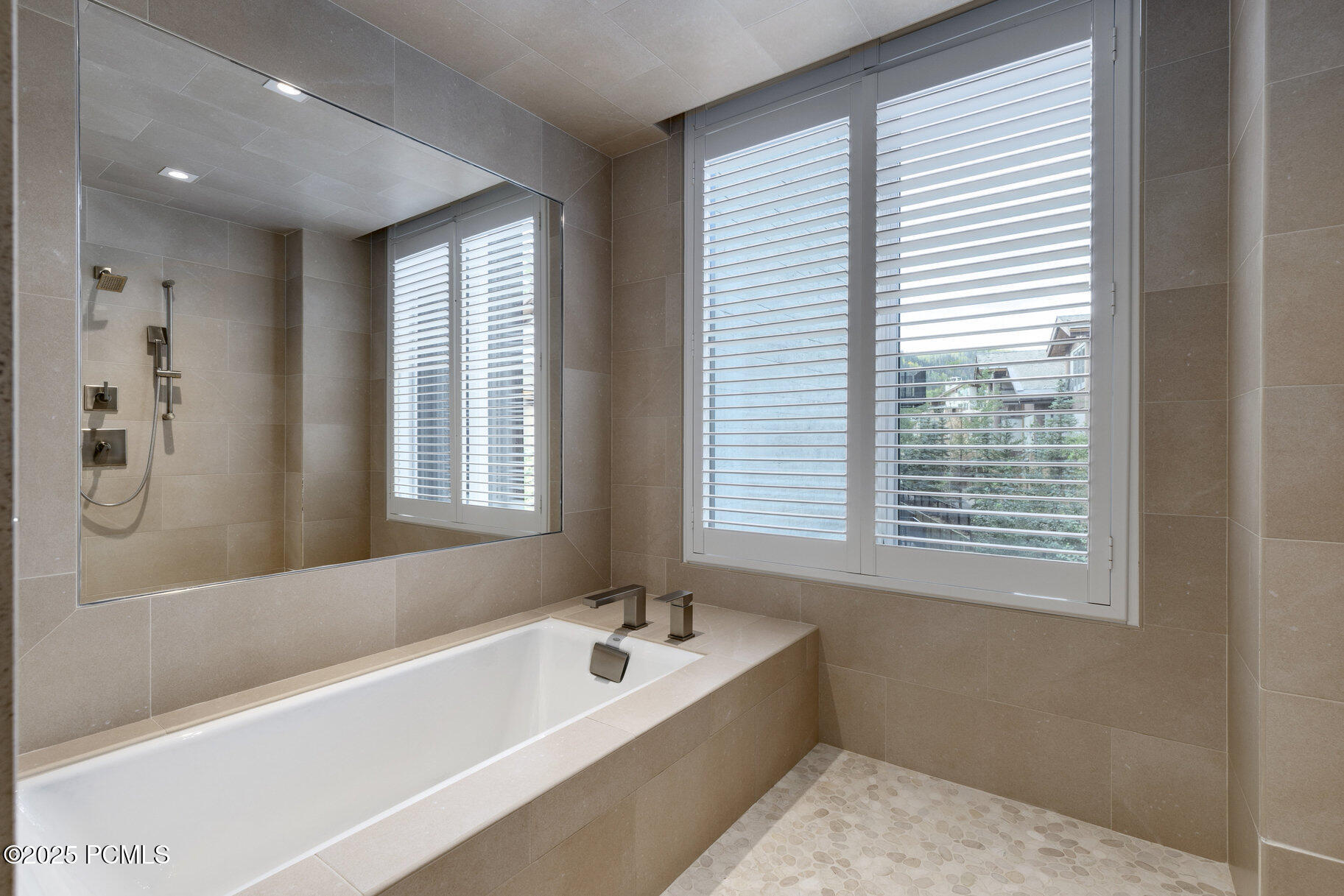 7520 Royal Street, 411