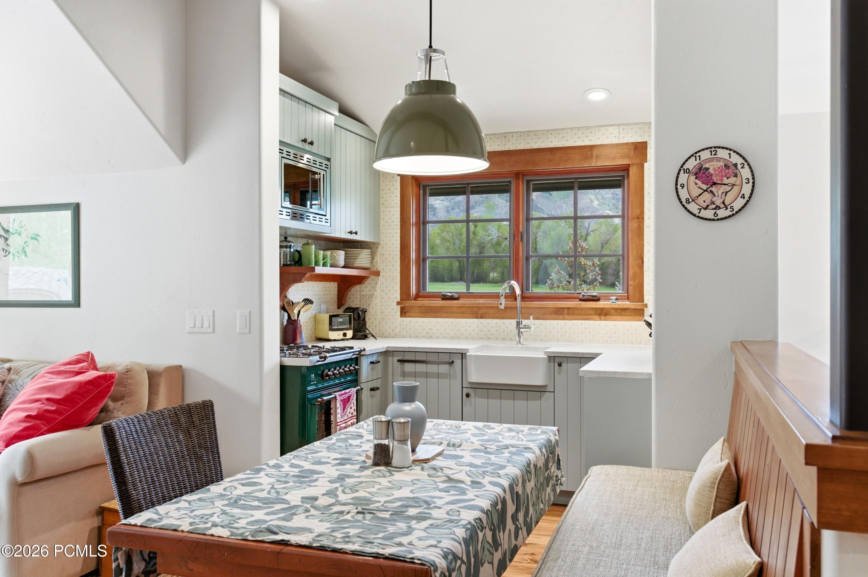 1042 W Quarry Mountain Lane