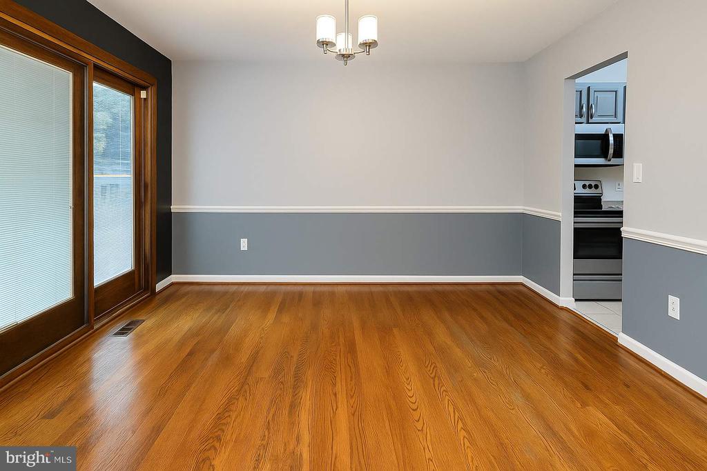 8905 BLUFFWOOD LANE