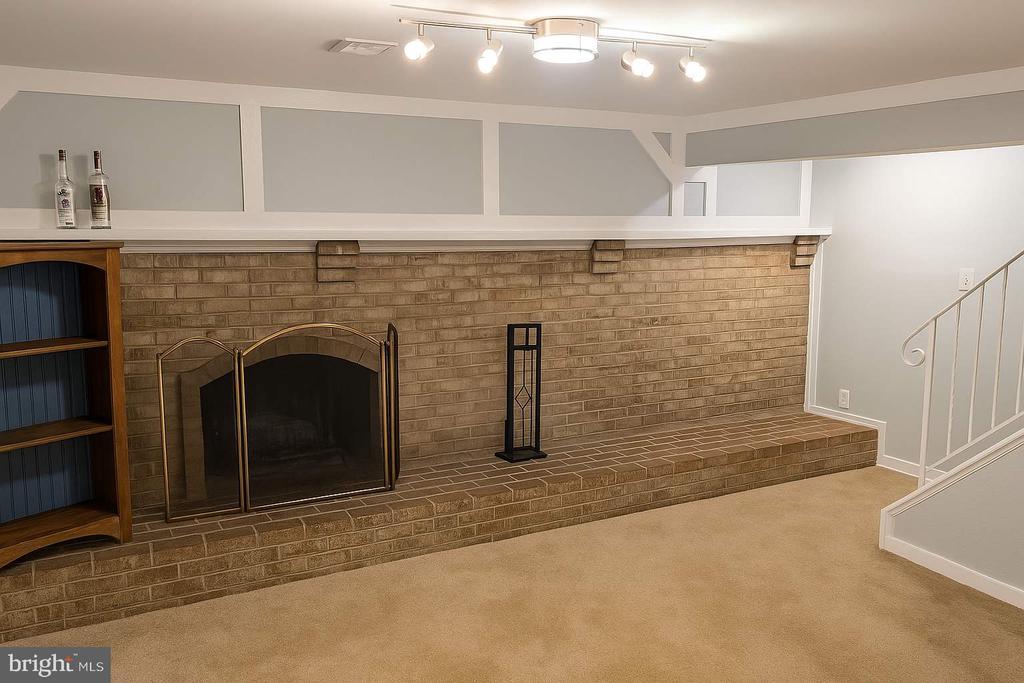 8905 BLUFFWOOD LANE