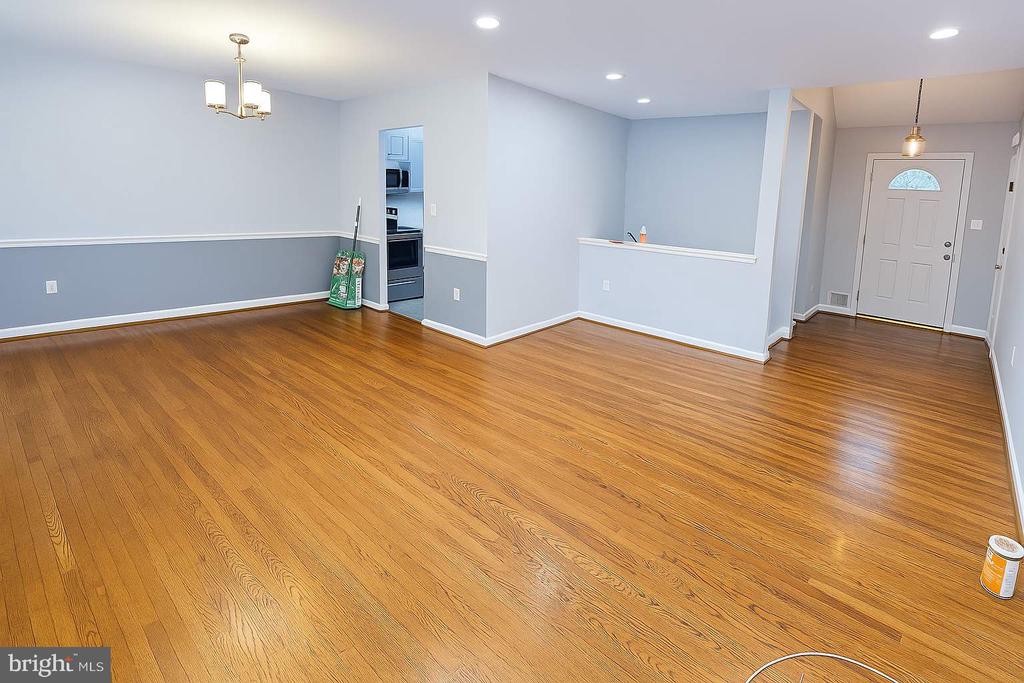 8905 BLUFFWOOD LANE