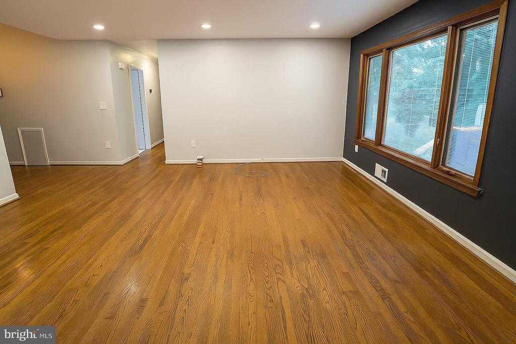 8905 BLUFFWOOD LANE