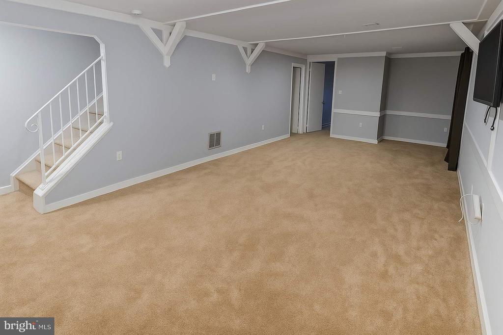8905 BLUFFWOOD LANE