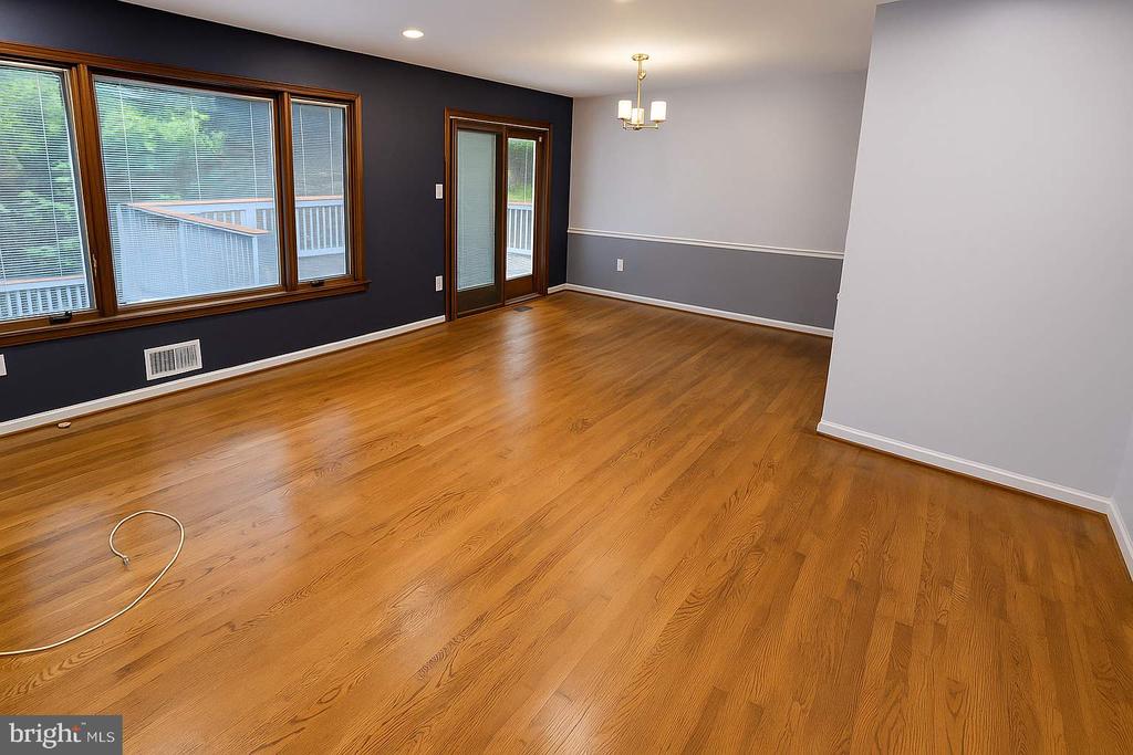 8905 BLUFFWOOD LANE