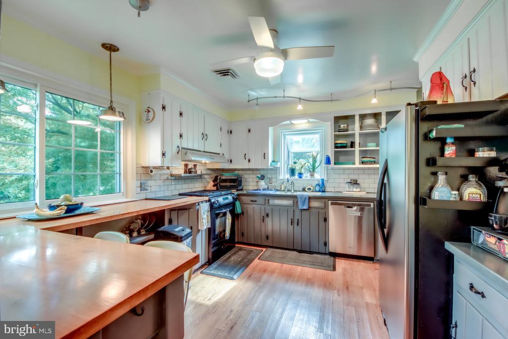 9009 LONGSTREET DRIVE