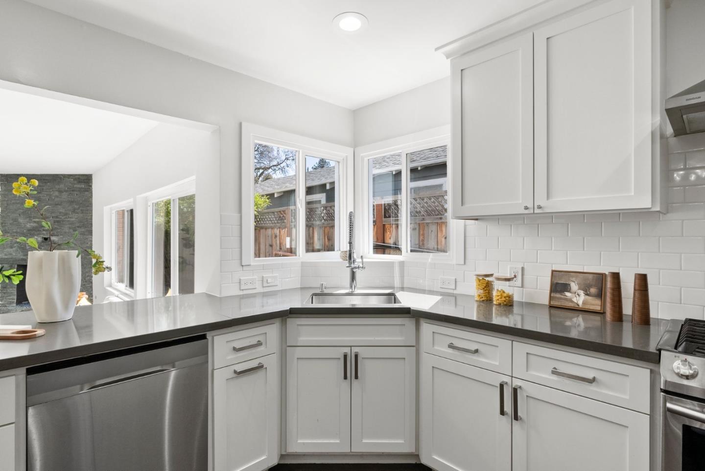 25 Sunnydale AVE