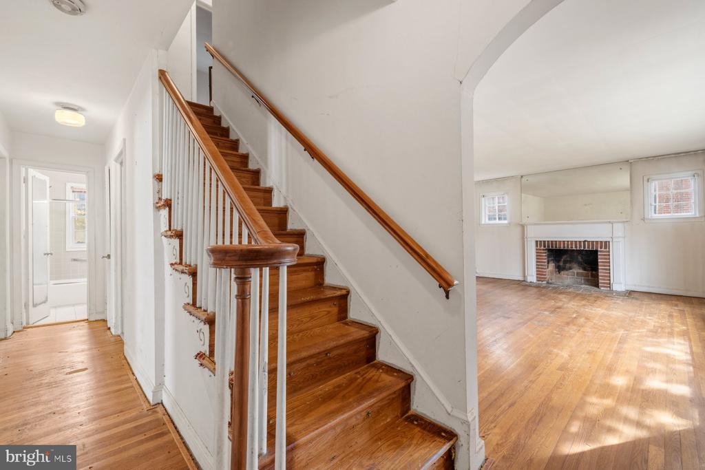 1327 LEEGATE ROAD NW