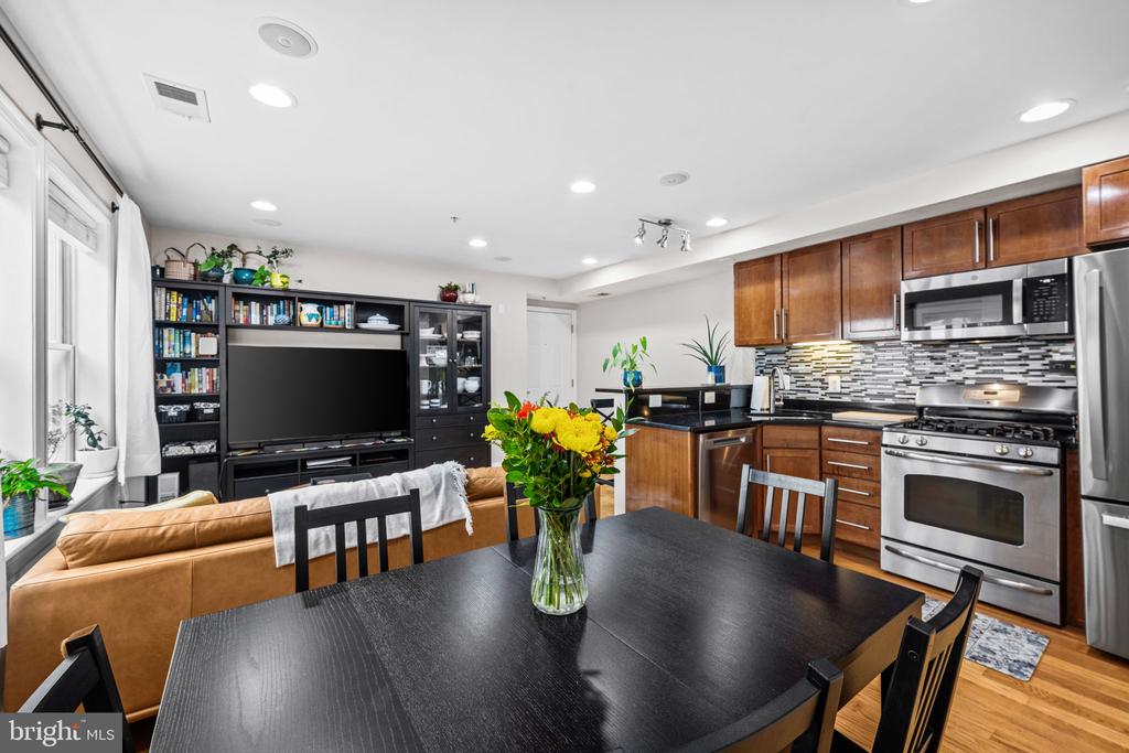 617 JEFFERSON STREET NW Unit: 204