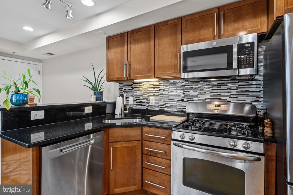 617 JEFFERSON STREET NW Unit: 204