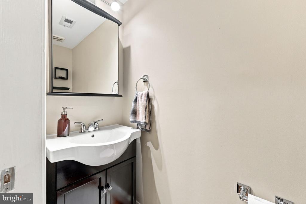 617 JEFFERSON STREET NW Unit: 204
