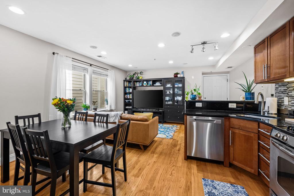 617 JEFFERSON STREET NW Unit: 204