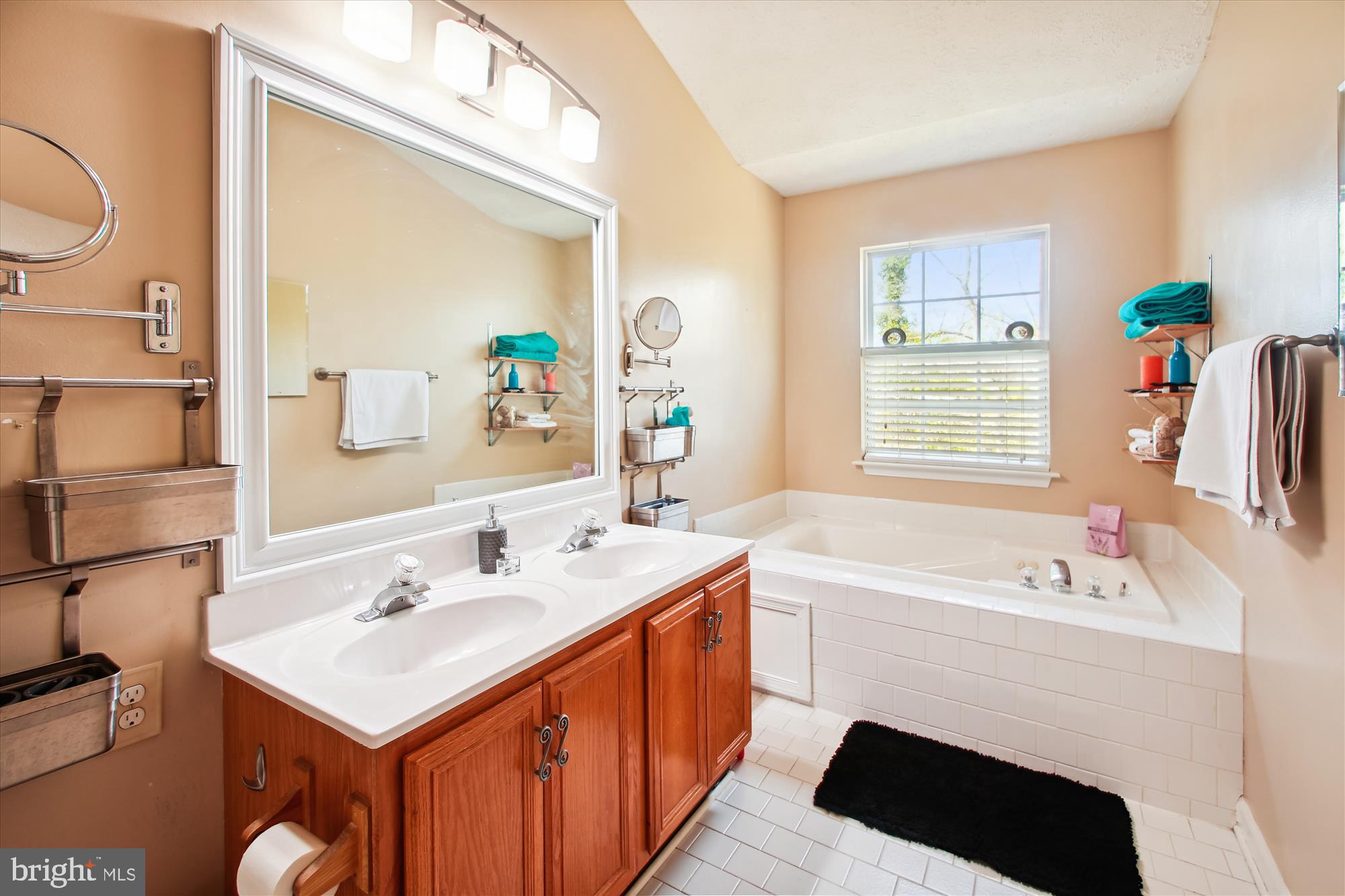 3202 ESCAPADE CIRCLE