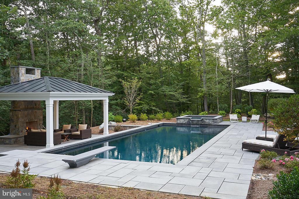 511 BROAD STREAM LANE