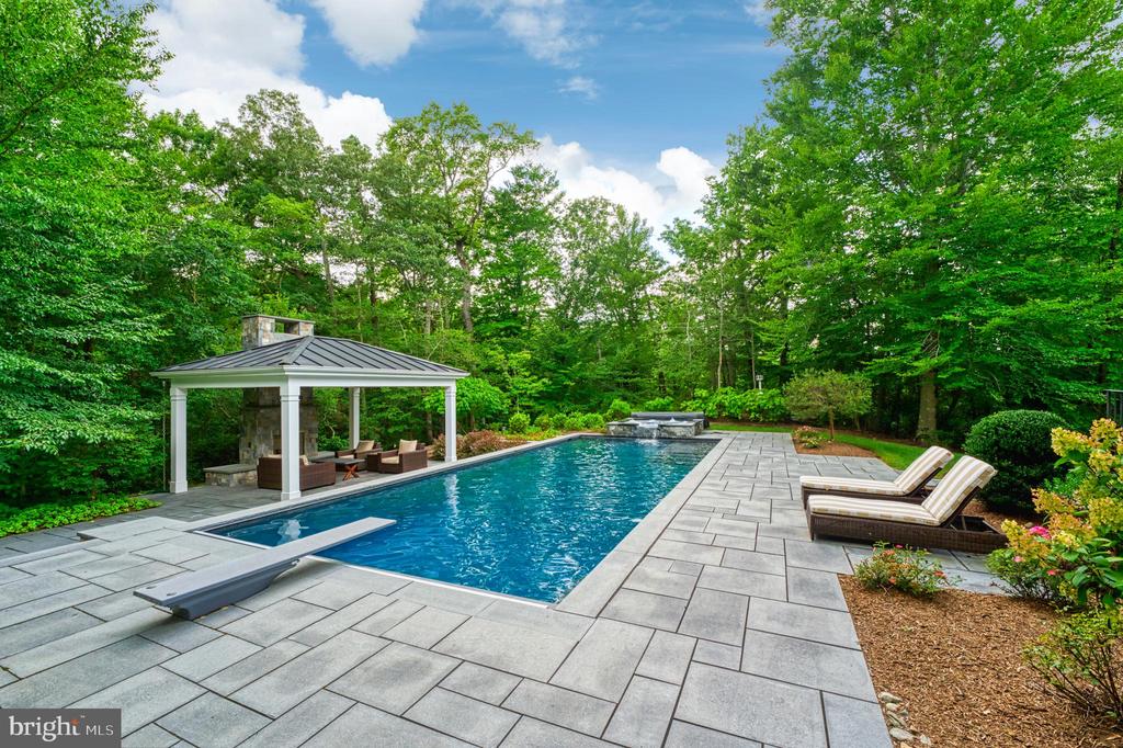 511 BROAD STREAM LANE
