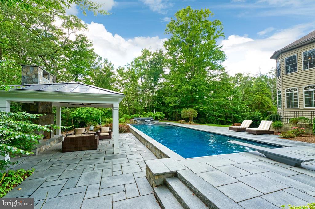 511 BROAD STREAM LANE