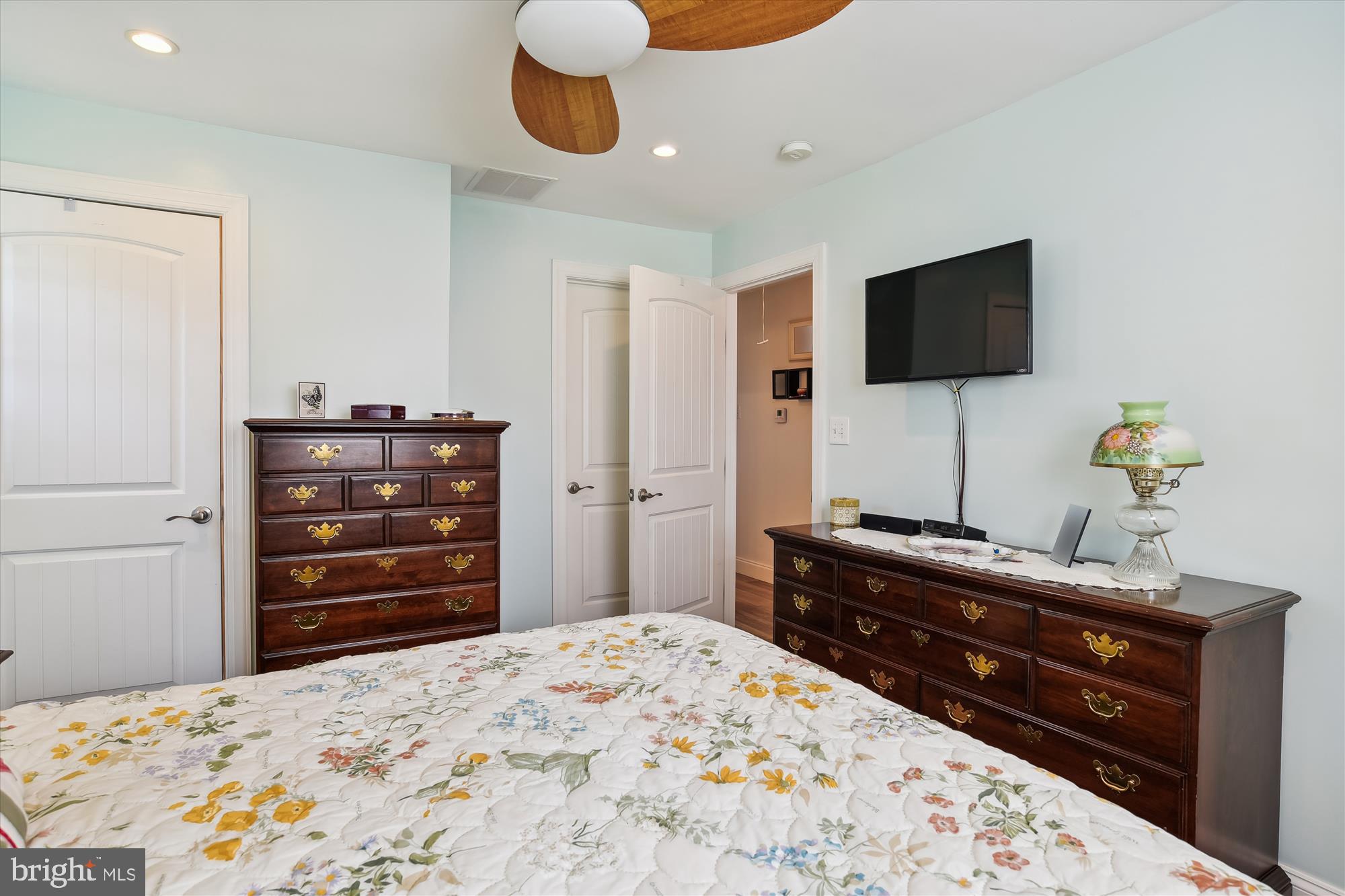 3423 S RIVER TERRACE