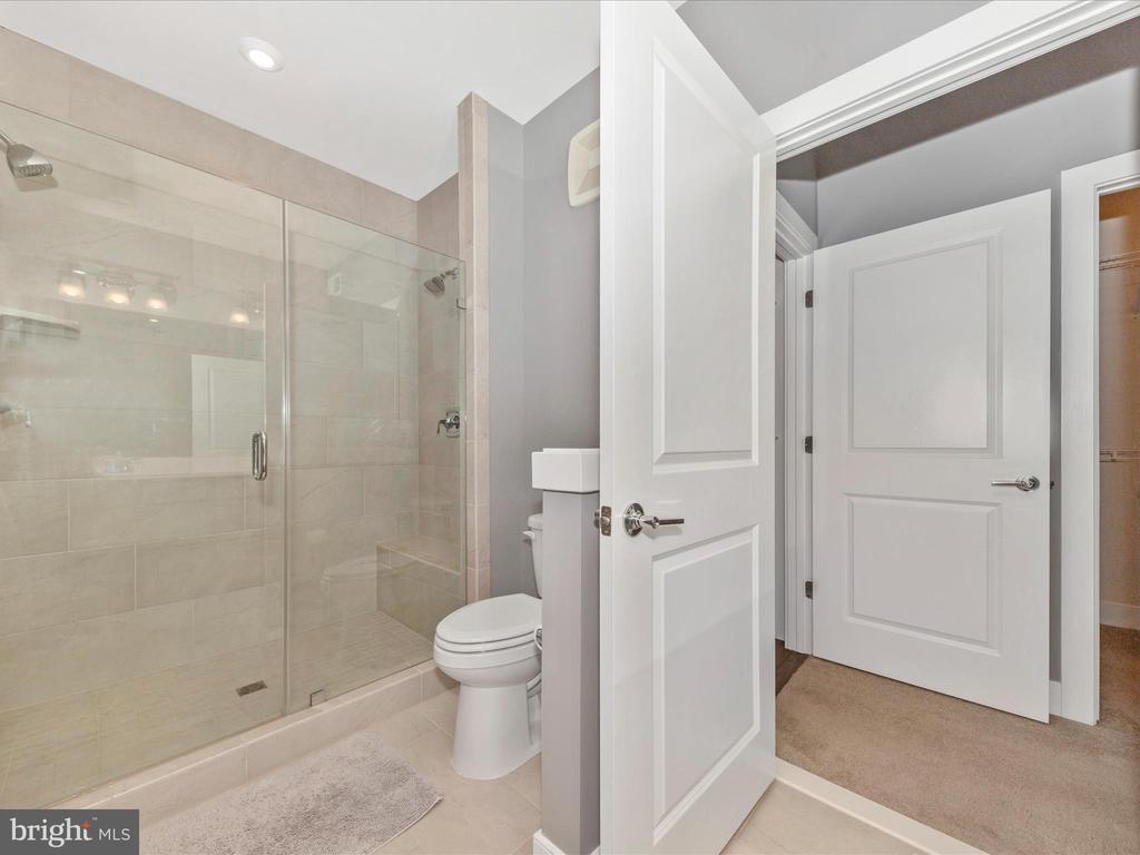 833 ROCKWELL AVENUE 833