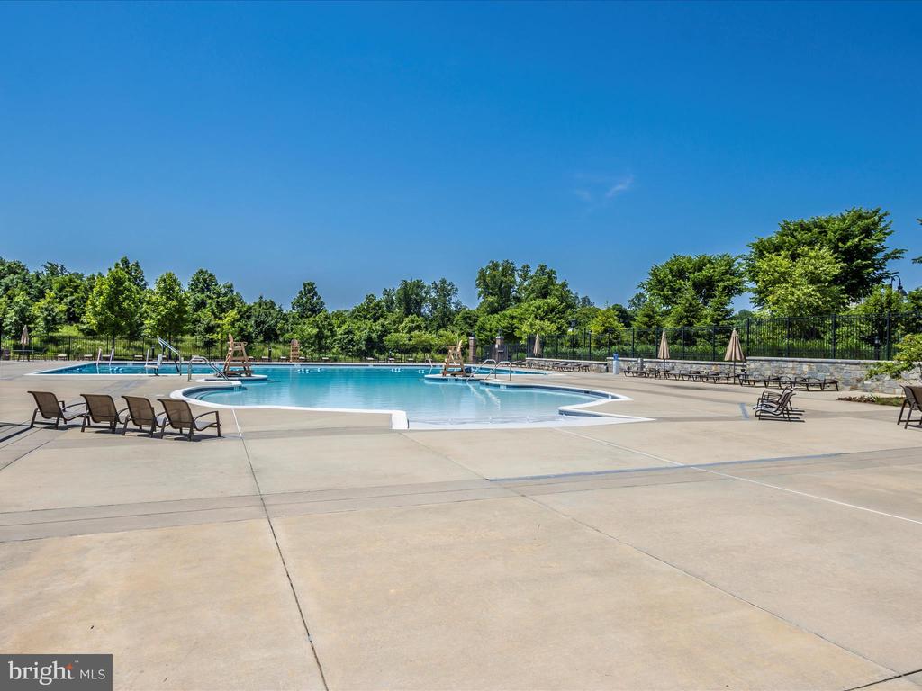 833 ROCKWELL AVENUE 833