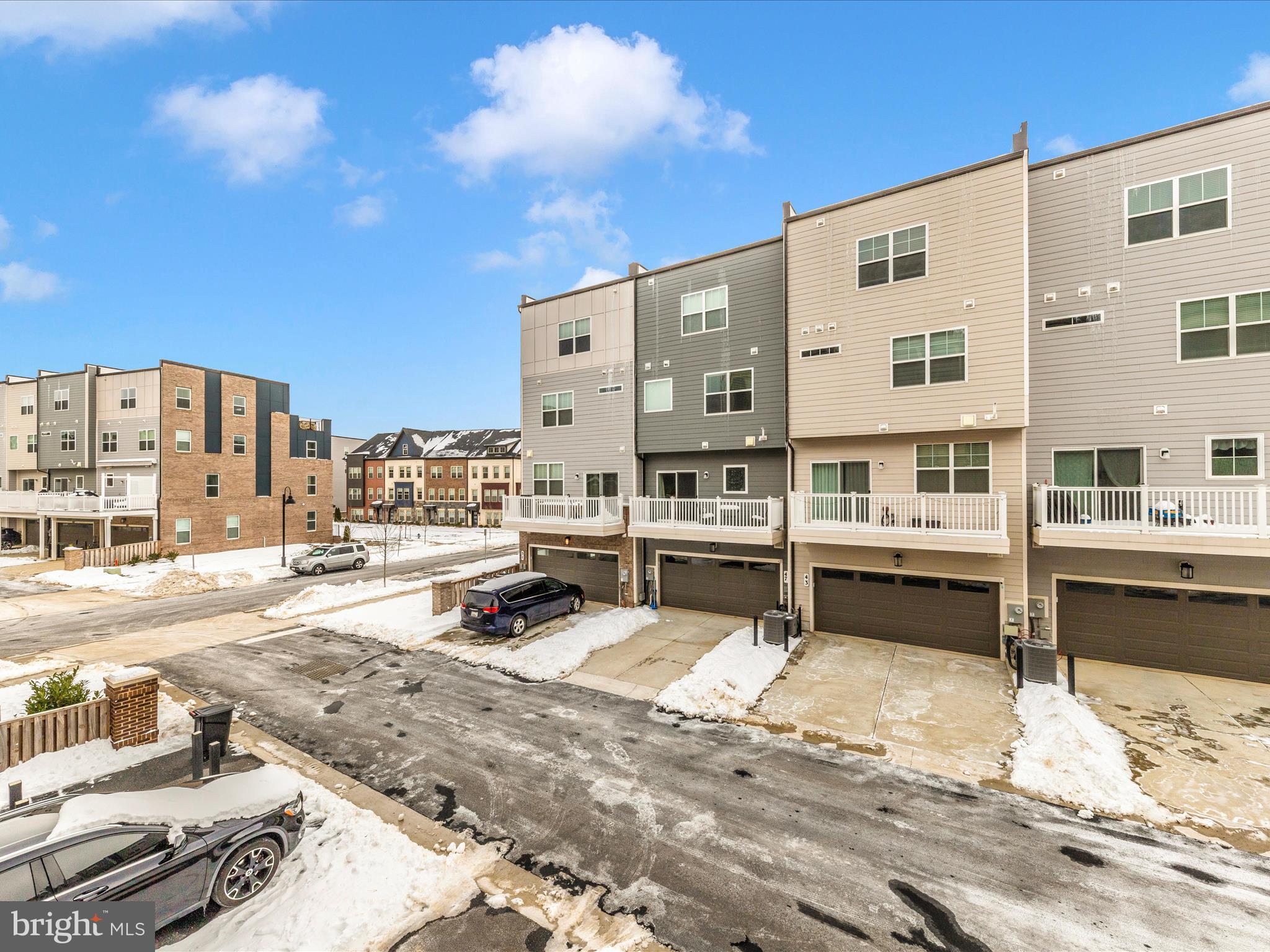 833 ROCKWELL AVENUE 833