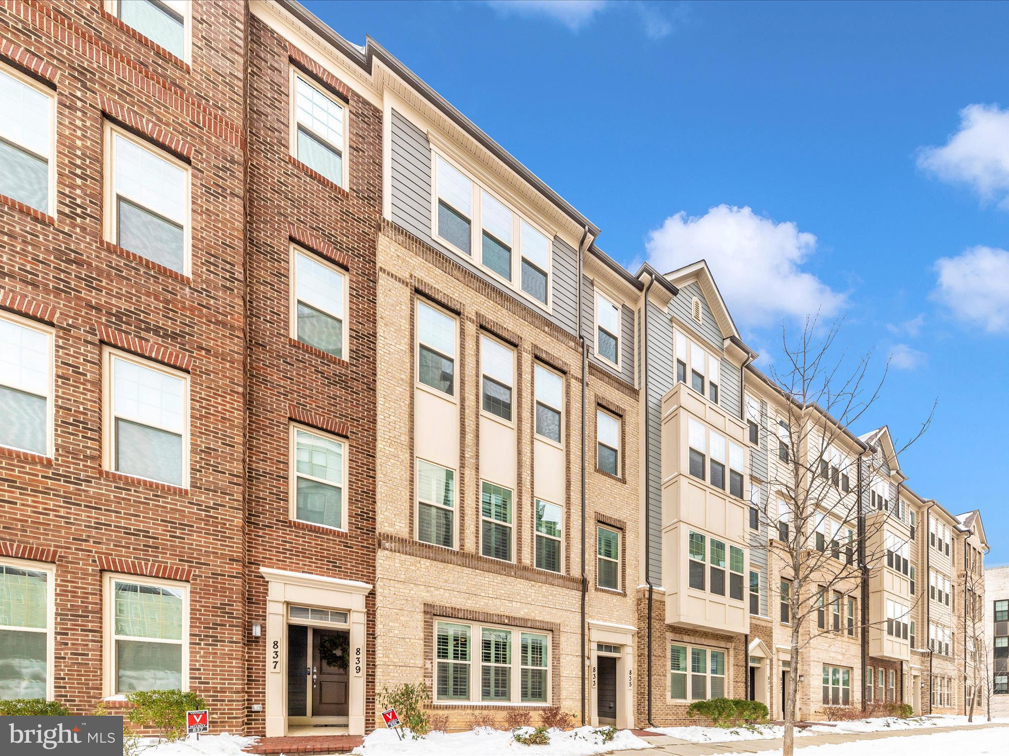 833 ROCKWELL AVENUE 833