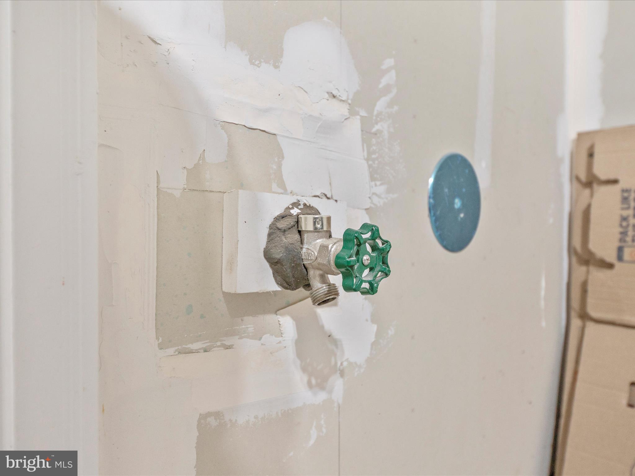 833 ROCKWELL AVENUE 833