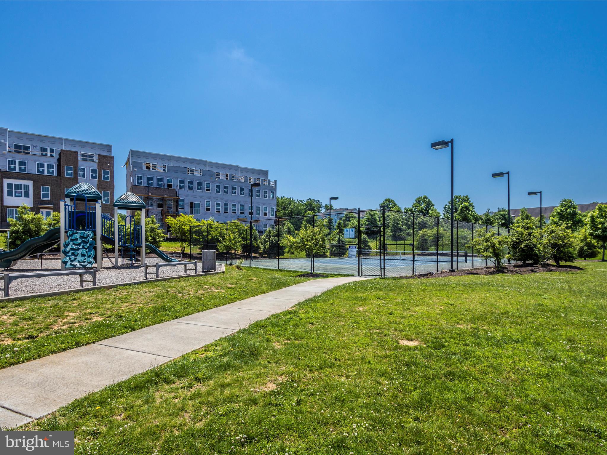 833 ROCKWELL AVENUE 833