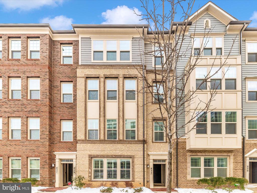 833 ROCKWELL AVENUE 833