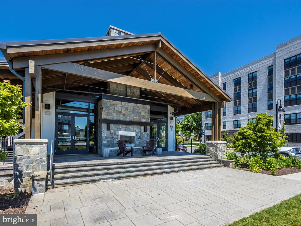 833 ROCKWELL AVENUE 833