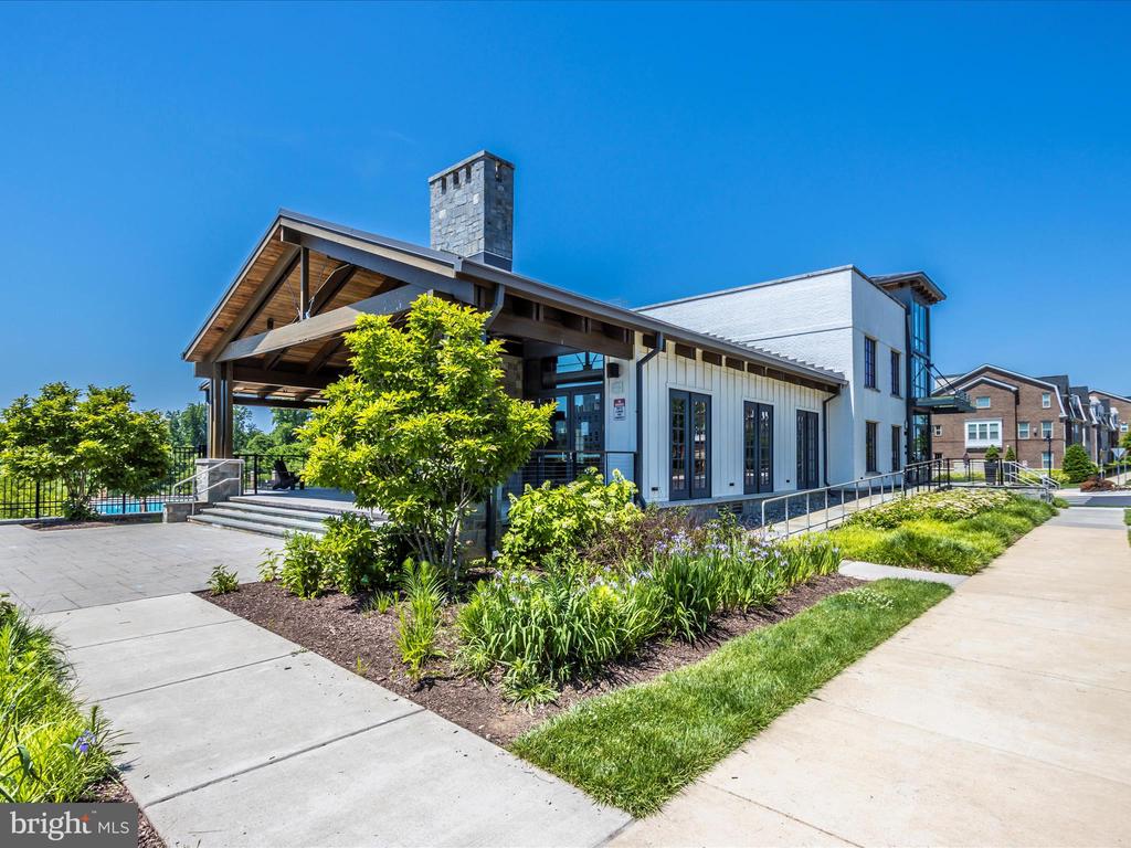 833 ROCKWELL AVENUE 833