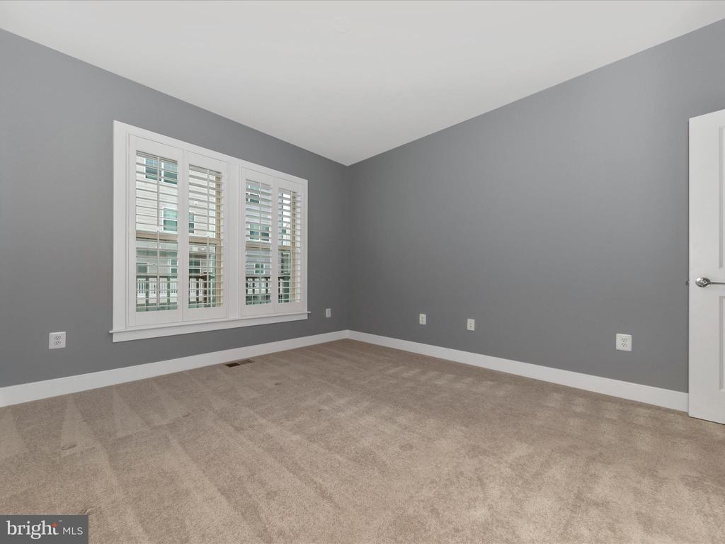 833 ROCKWELL AVENUE 833