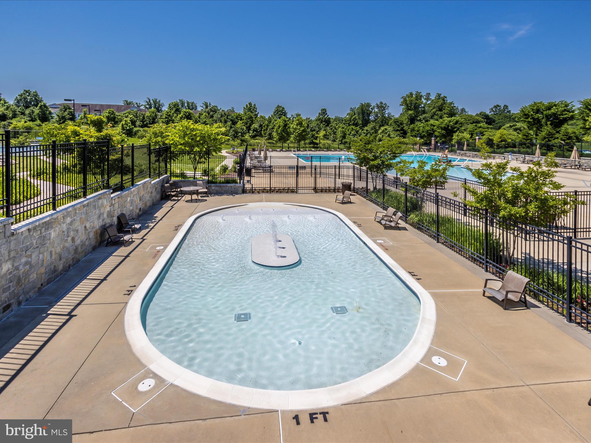 833 ROCKWELL AVENUE 833