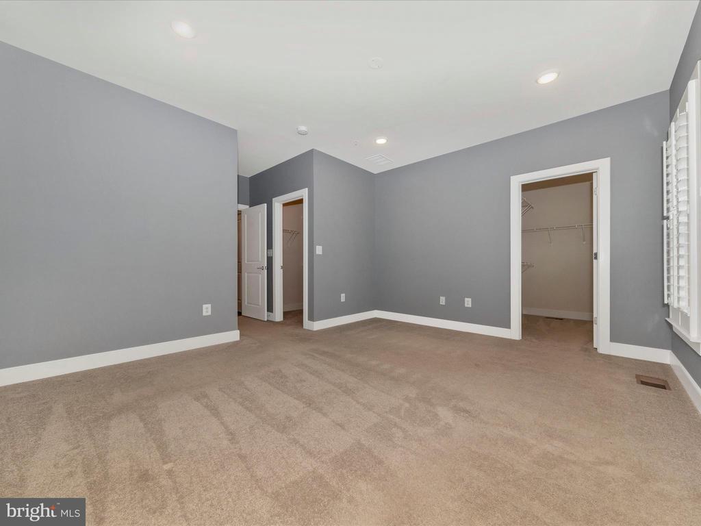 833 ROCKWELL AVENUE 833