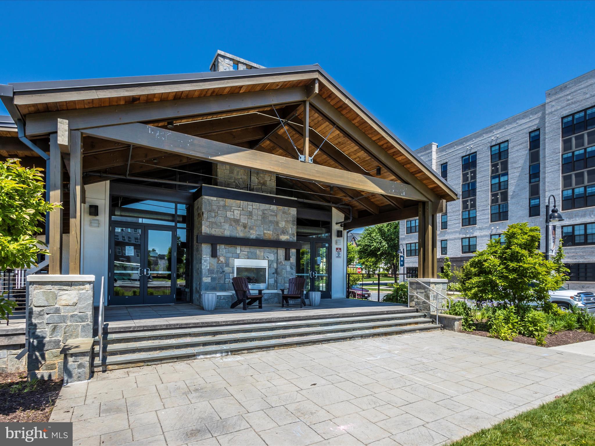 833 ROCKWELL AVENUE 833