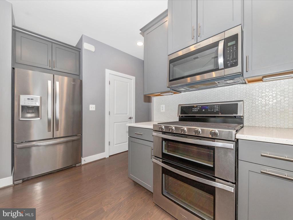 833 ROCKWELL AVENUE 833