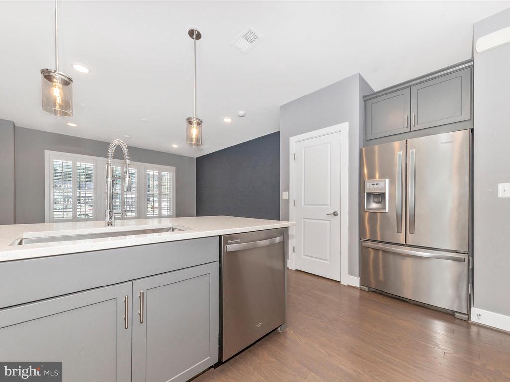 833 ROCKWELL AVENUE 833