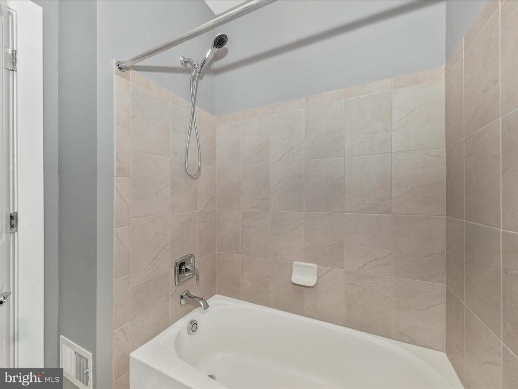 833 ROCKWELL AVENUE 833