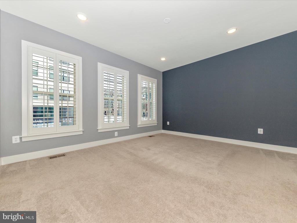 833 ROCKWELL AVENUE 833