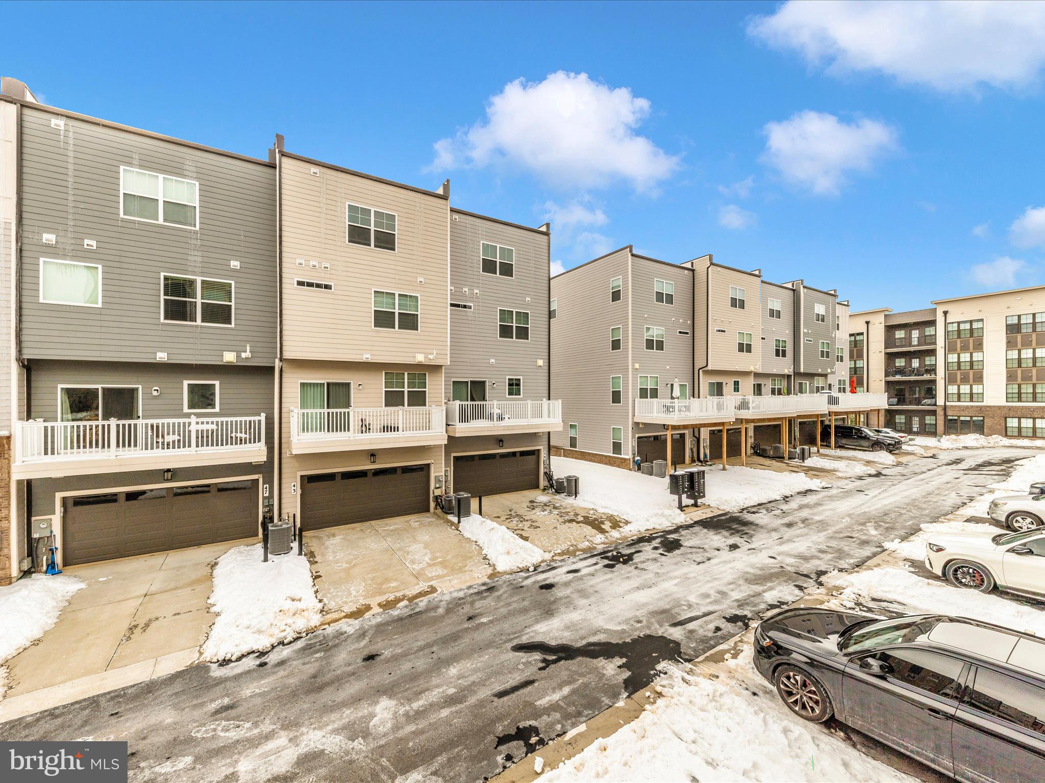 833 ROCKWELL AVENUE 833