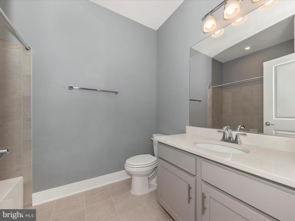 833 ROCKWELL AVENUE 833