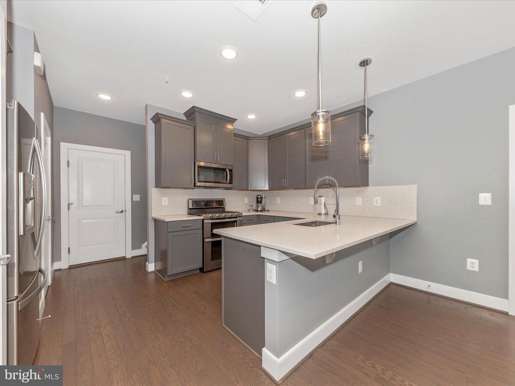 833 ROCKWELL AVENUE 833