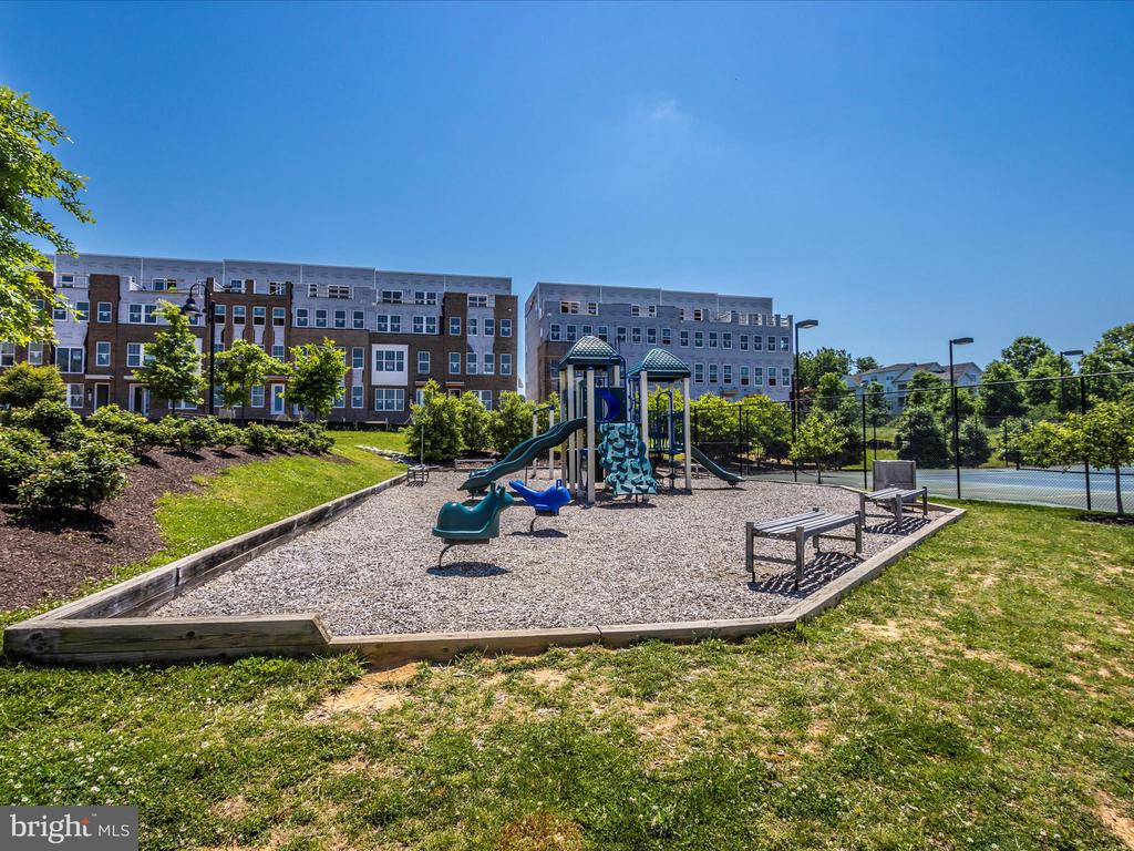 833 ROCKWELL AVENUE 833