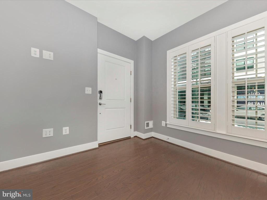 833 ROCKWELL AVENUE 833