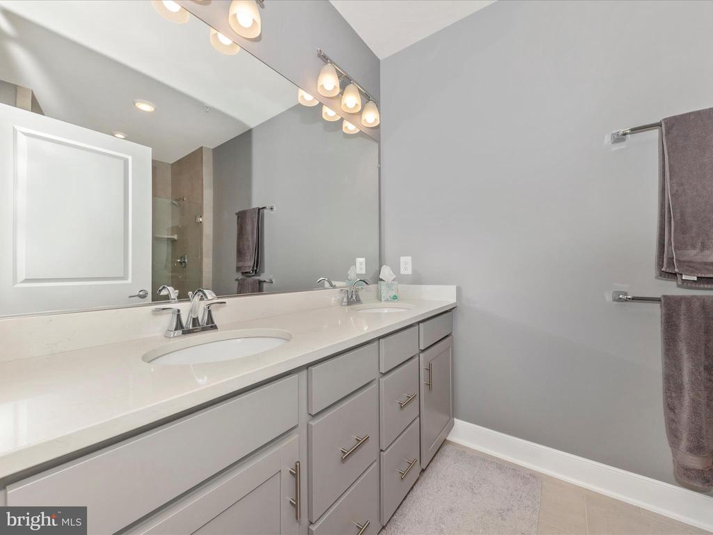 833 ROCKWELL AVENUE 833