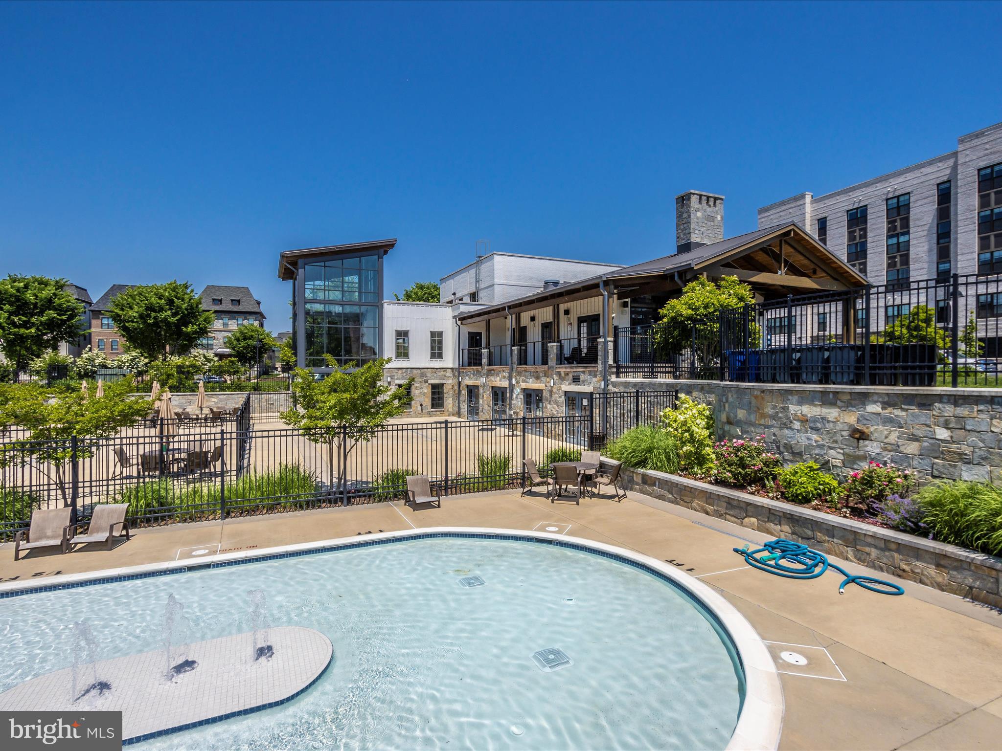 833 ROCKWELL AVENUE 833