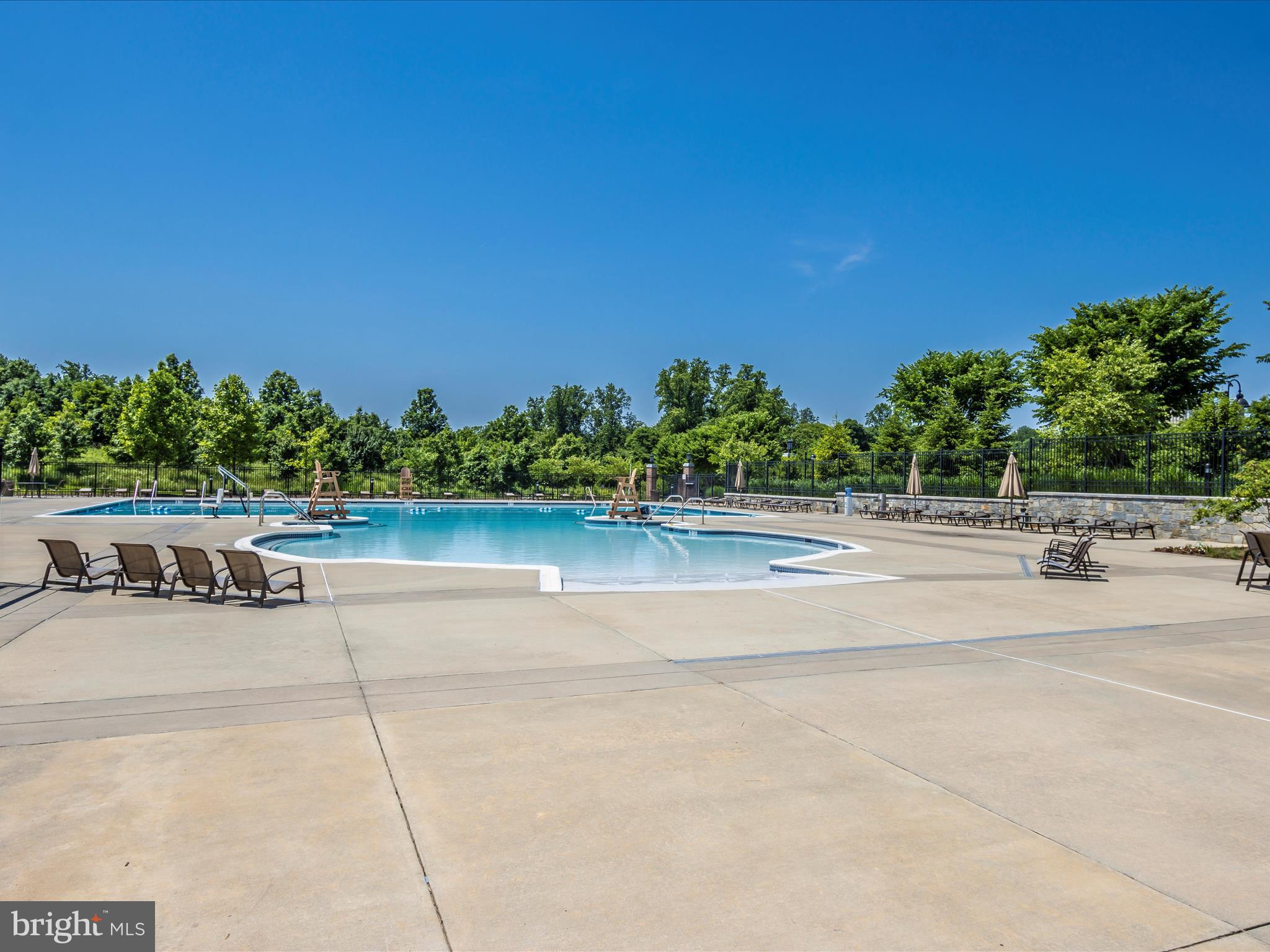 833 ROCKWELL AVENUE 833