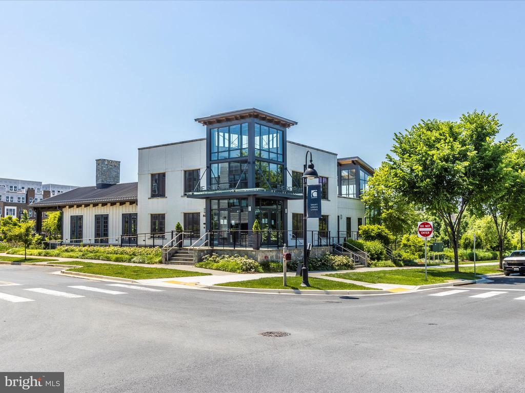 833 ROCKWELL AVENUE 833