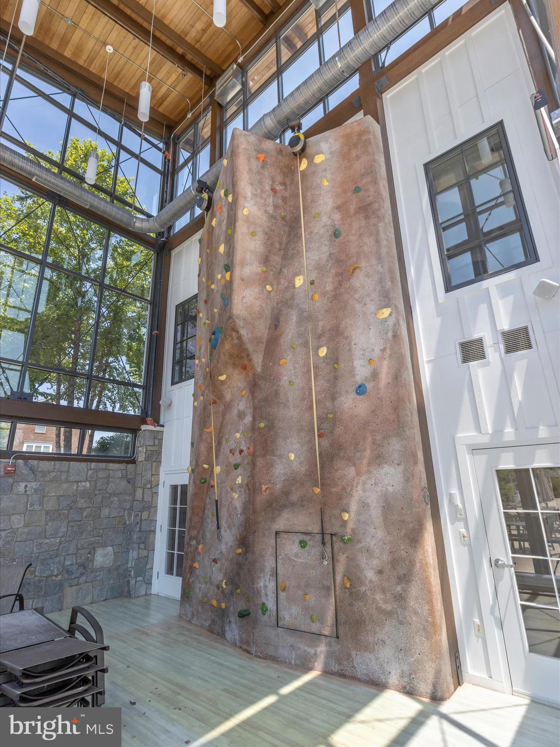 833 ROCKWELL AVENUE 833